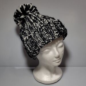 NWT StilEstro Stylish Black and White Knit Beanie Acrylic/wool Mix (83%/17%)